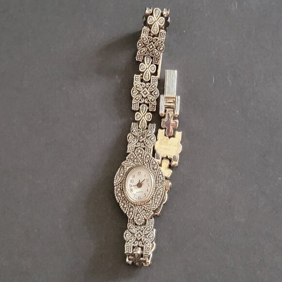 Vintage Viviani Silver Tone Pearlized Japanese Movement Quartz Wristwatch Works - Picture 1 of 6